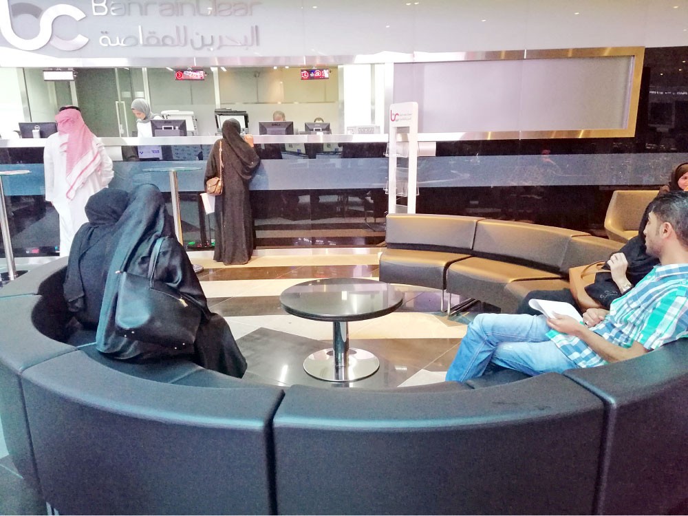 شائعة تدفع عشرات العائلات البحرينية لبيع أسهم “السيف”