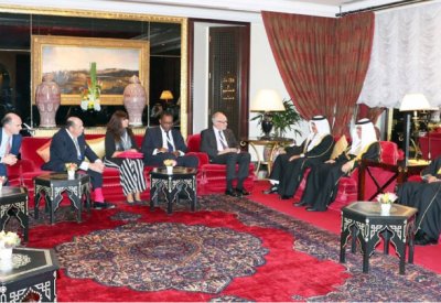وزير الداخلية يستعرض التعاون مع وفد برلماني بريطاني