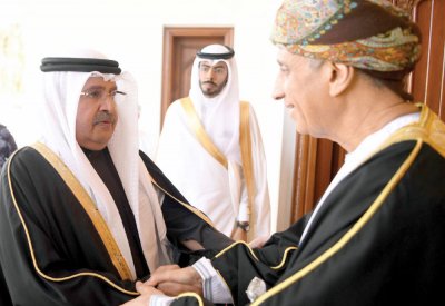 سمو الشيخ علي بن خليفة يقدم التعازي إلى سلطان عمان