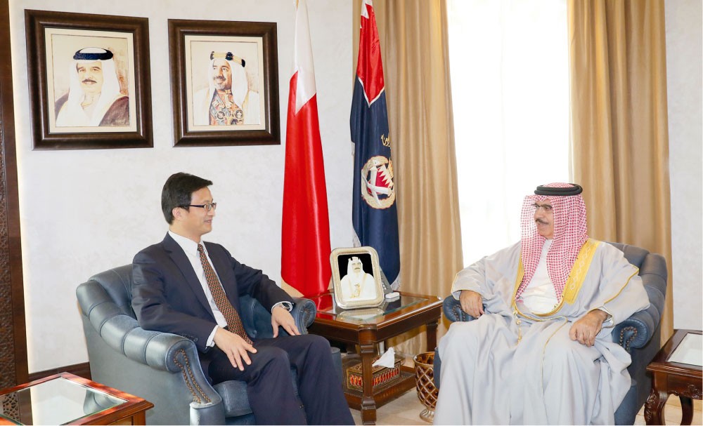 وزير الداخلية يبحث العلاقات مع السفير الصيني 