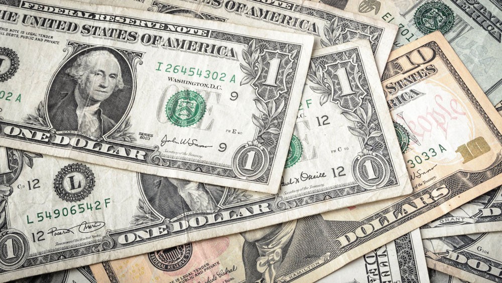 الدولار يصعد مقابل الين و“بيتكوين” تتجاوز 14 ألفًا