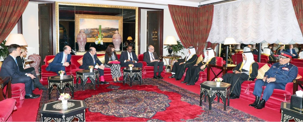 وزير الداخلية يستعرض التعاون مع وفد برلماني بريطاني