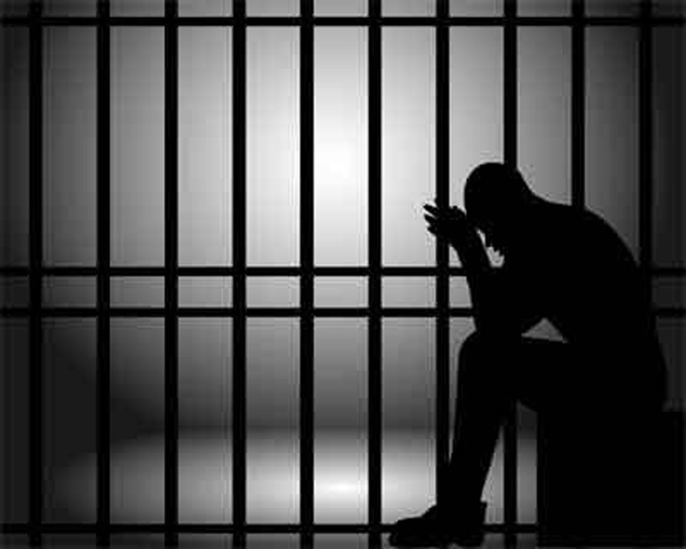 تأييد حبس أربعيني ضرب شرطيين حضرا للقبض عليه