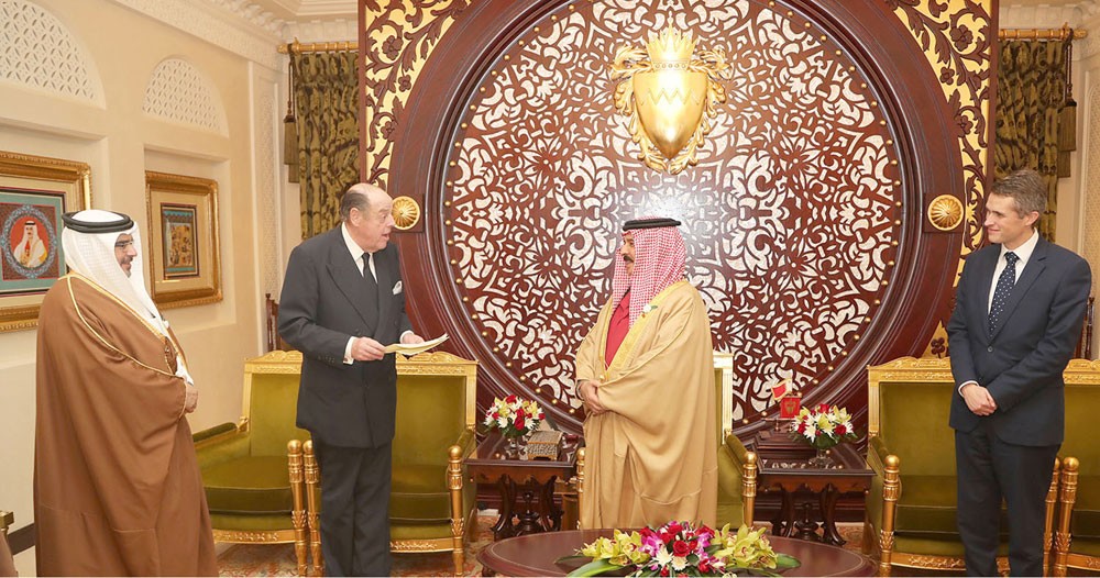 جلالة العاهل يمنح وسام الشيخ عيسى للسير سومز