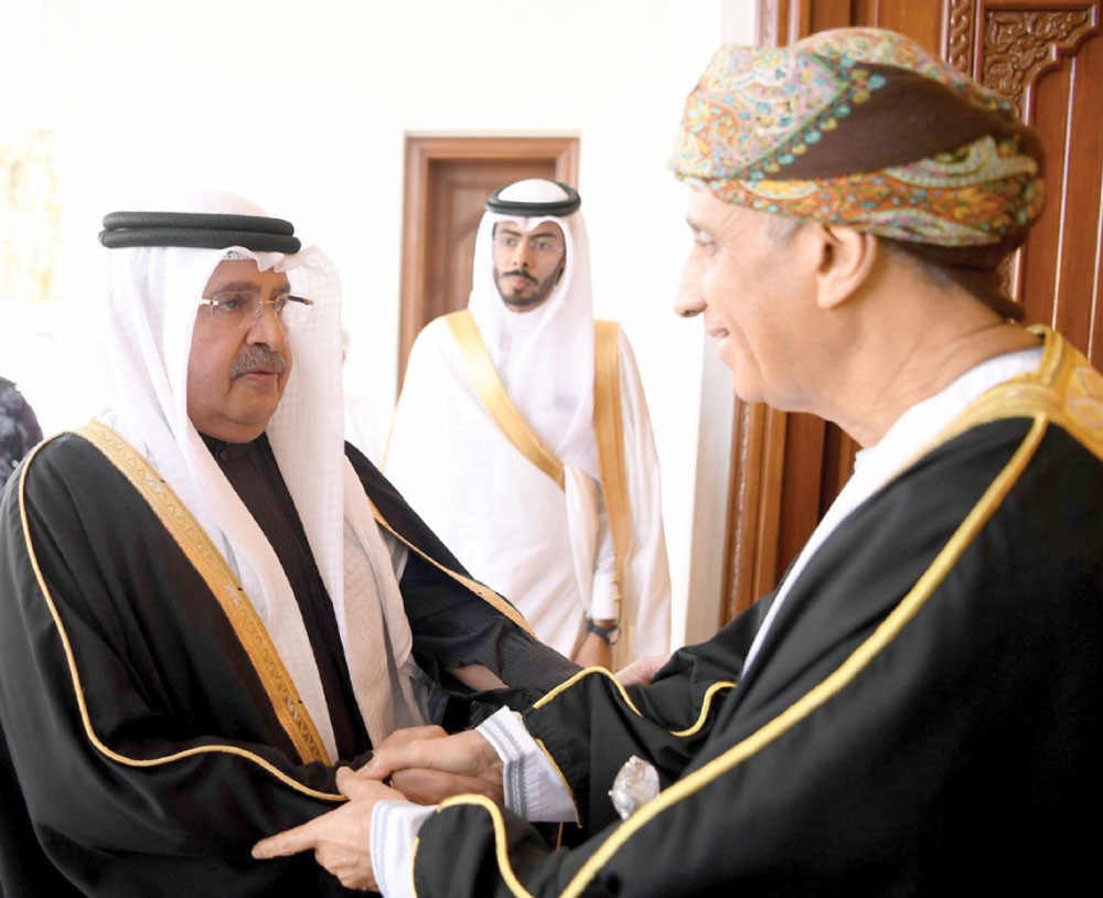 سمو الشيخ علي بن خليفة يقدم التعازي إلى سلطان عمان