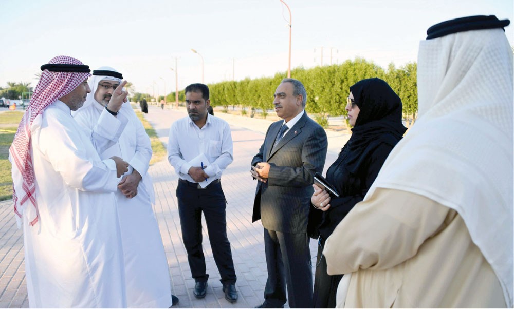 خلف يوجّه لتطوير ممشى عالي 