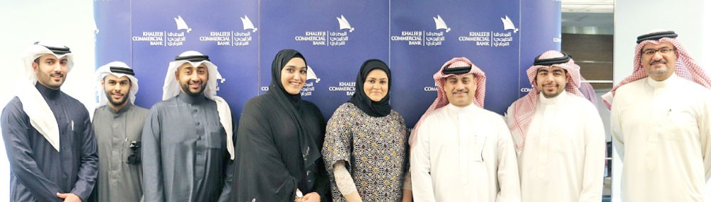 “الخليجي التجاري” يواصل تكريم موظفيه 