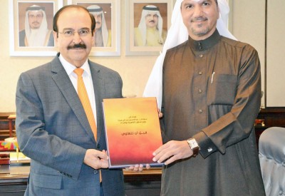 ميرزا يتسلم نسخة من كتاب “قبل أن تتهاوى”