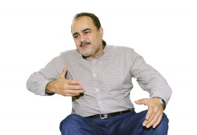 اليوسف... النهوض بورشة نجارة متواضعة لتصبح مصنعاً للزجاج المزخرف