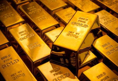 الذهب ينزل وسط جني الأرباح مع تعافي الدولار