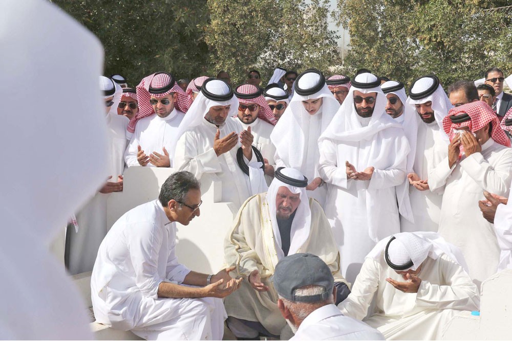 جموع من المواطنين تشيّع “سيدة الخير” سارة كانو