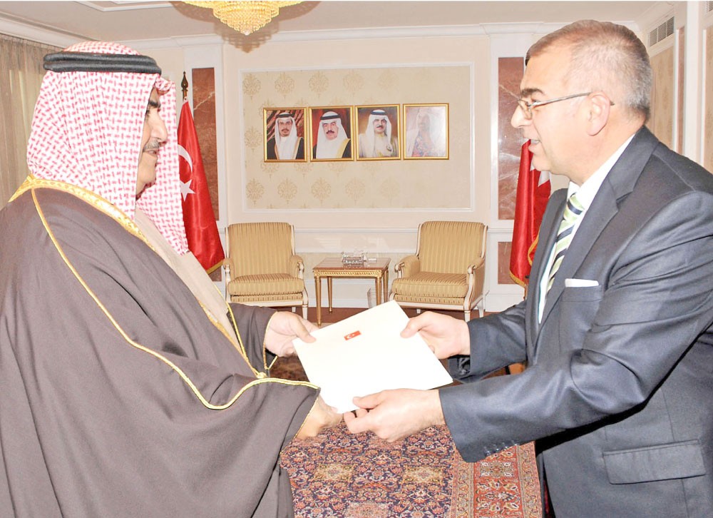 وزير الخارجية يتسلم أوراق السفير التركي