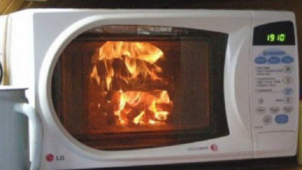 بريطانيا.. الميكروويف يعادل أخطار مليون سيارة