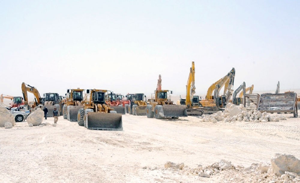 أزمة مواد “دفان” خانقة تشل مشروعات البناء بالبحرين