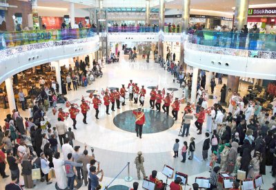 “الموسيقية العسكرية” تصدح بالمعزوفات الوطنية في“السيف”و“الأفينوز”