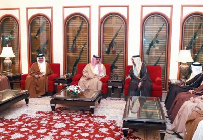 الملك يتلقى دعوة لحضور زفاف سمو الشيخ حمد بن سلمان 