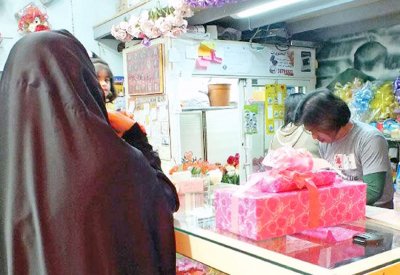 “الفلنتاين”.. مناسبة سعيـدة للعشــاق والتجــار