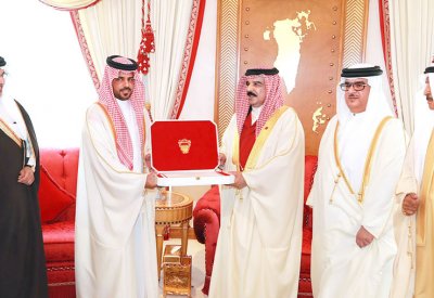 جلالة الملك يتلقى دعوة لحضور زفاف الشيخ خالد بن علي