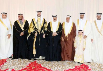 جلالة الملك يشرِّف زواج نجل الشيخ عيسى بن علي 