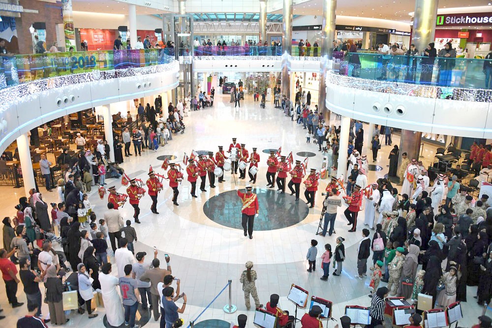 “الموسيقية العسكرية” تصدح بالمعزوفات الوطنية في“السيف”و“الأفينوز”