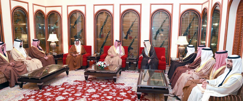 الملك يتلقى دعوة لحضور زفاف سمو الشيخ حمد بن سلمان 