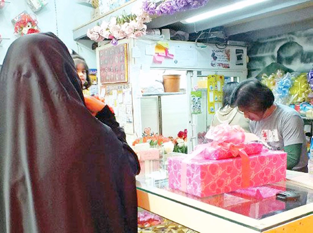 “الفلنتاين”.. مناسبة سعيـدة للعشــاق والتجــار