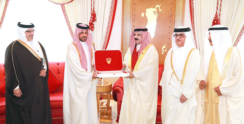 جلالة الملك يتلقى دعوة لحضور زفاف الشيخ خالد بن علي