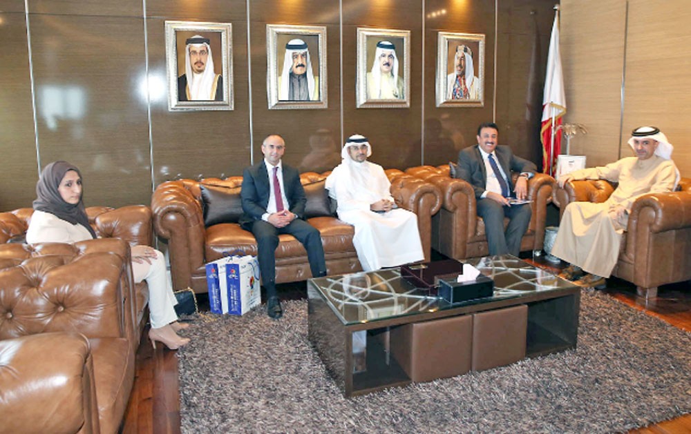 الجودر يبحث البرامج الشبابية مع مدير “BIBF” 