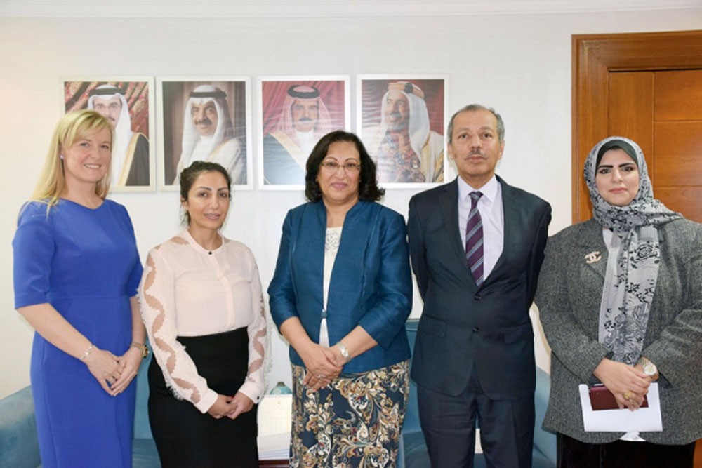 مناقشة تعاون “الصحة” و “مكافحة سرطان الثدي”