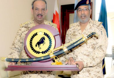 المشير يتلقى تهنئة قائد إحدى الوحدات