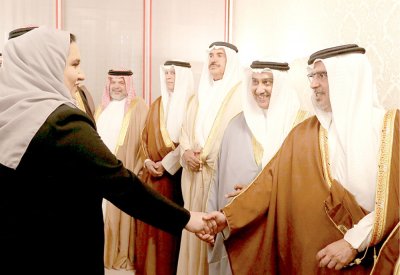 سمو ولي العهد يستقبل العائلة المالكة والوزراء