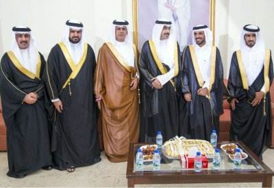 سمو الشيخ خليفة بن علي وسمو الشيخ عيسى بن علي يشرفان أفراح بن حويل