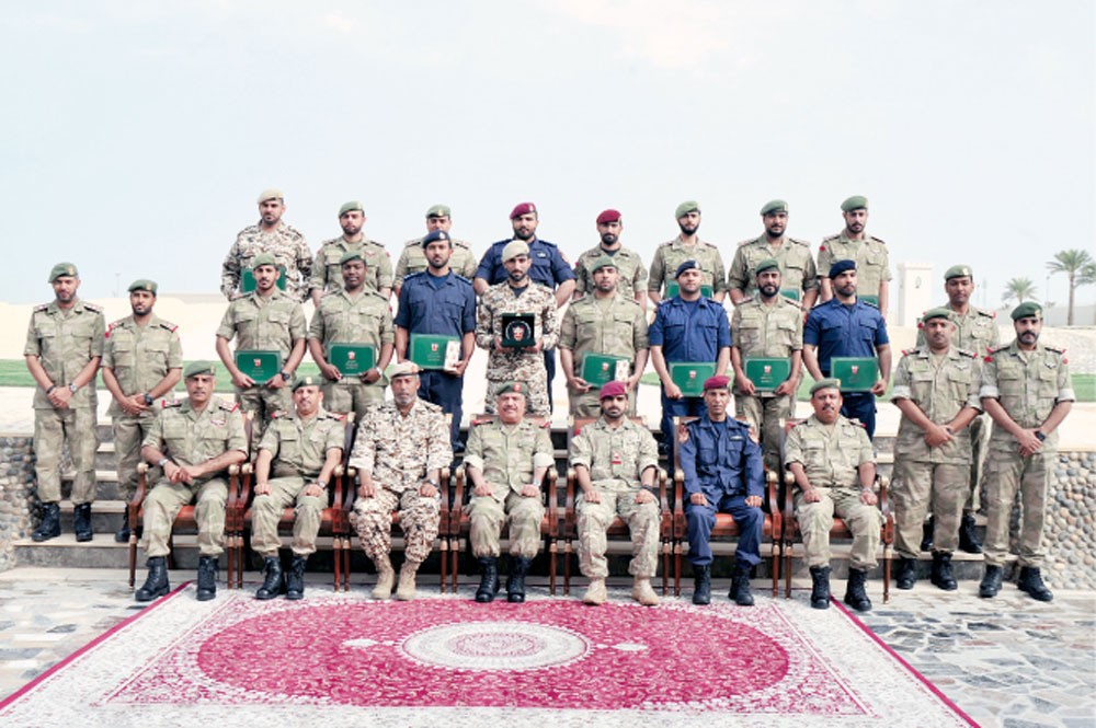  عبدالعزيز بن سعود: نفخر بكفاءة ضباطنا من الدفاع والداخلية والحرس