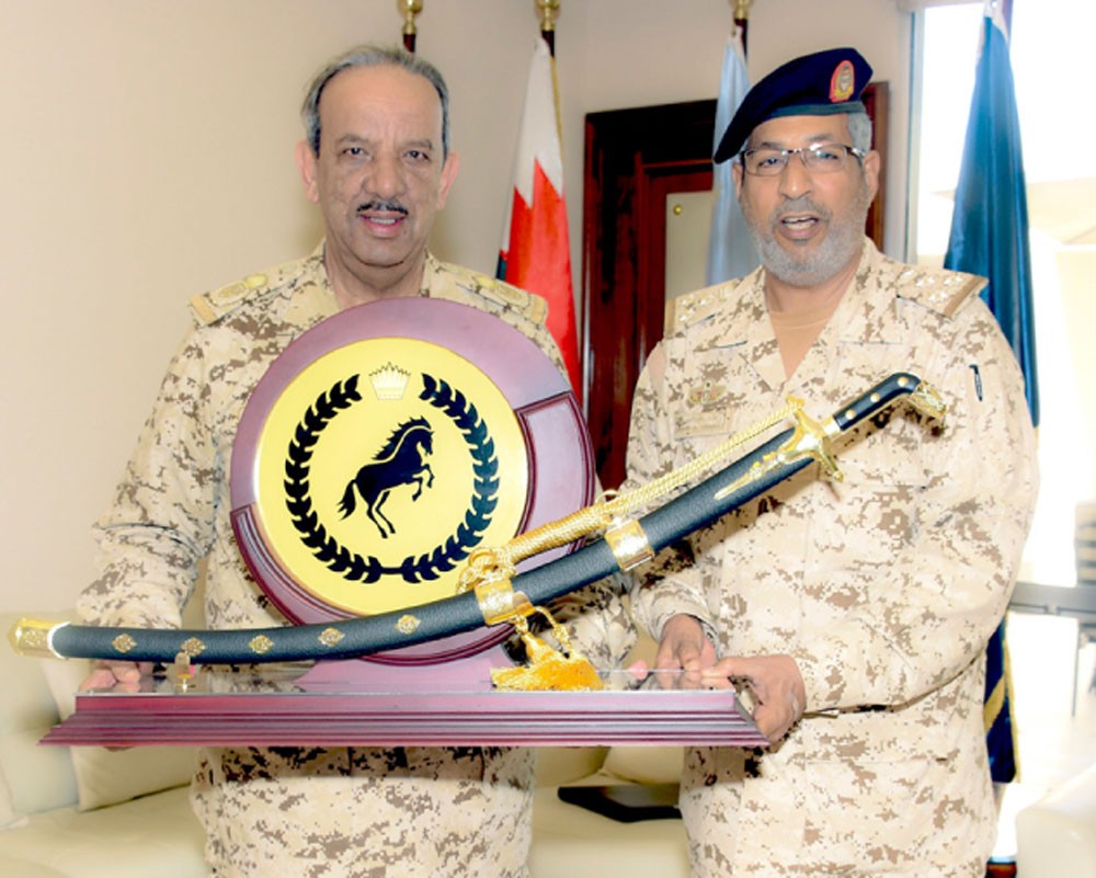 المشير يتلقى تهنئة قائد إحدى الوحدات