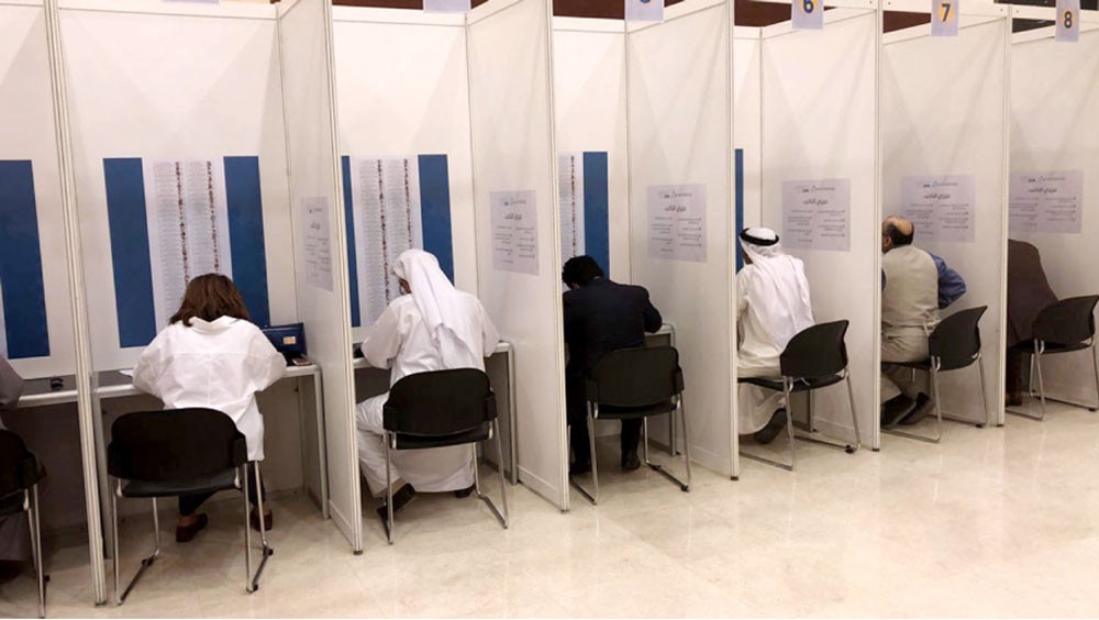  ناخبون: موظفون يوجهون للتصويت لمرشحين بعينهم