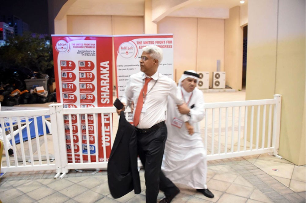 رئيس لجنة الانتخابات “يصارخ” ويطلب طرد أحد الحضور 