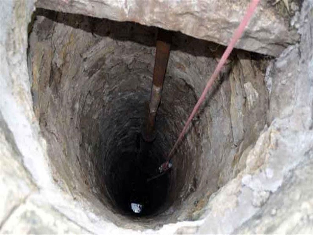 إنقاذ طفل سقط في حفرة عمقها 35 مترًا