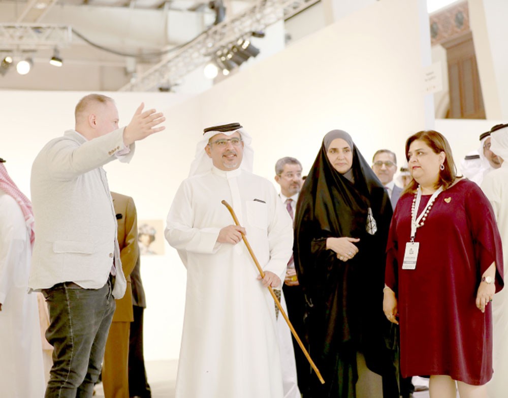 سمو ولي العهد: الفنان البحريني استطاع أن يضيف بعدا إنسانيا يمثل الهوية والمجتمع 