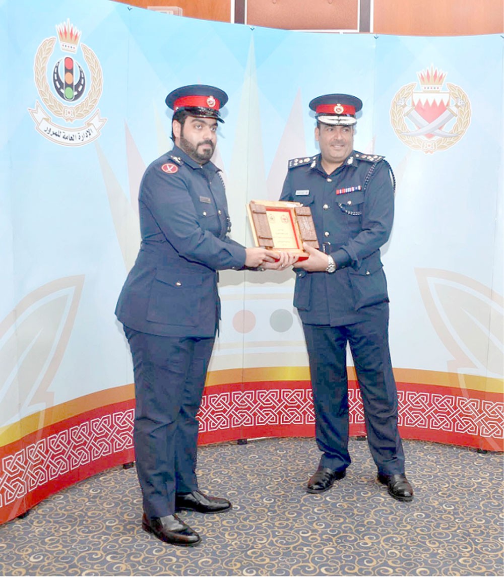مدير المرور يكرم الموظفين المتميزين 