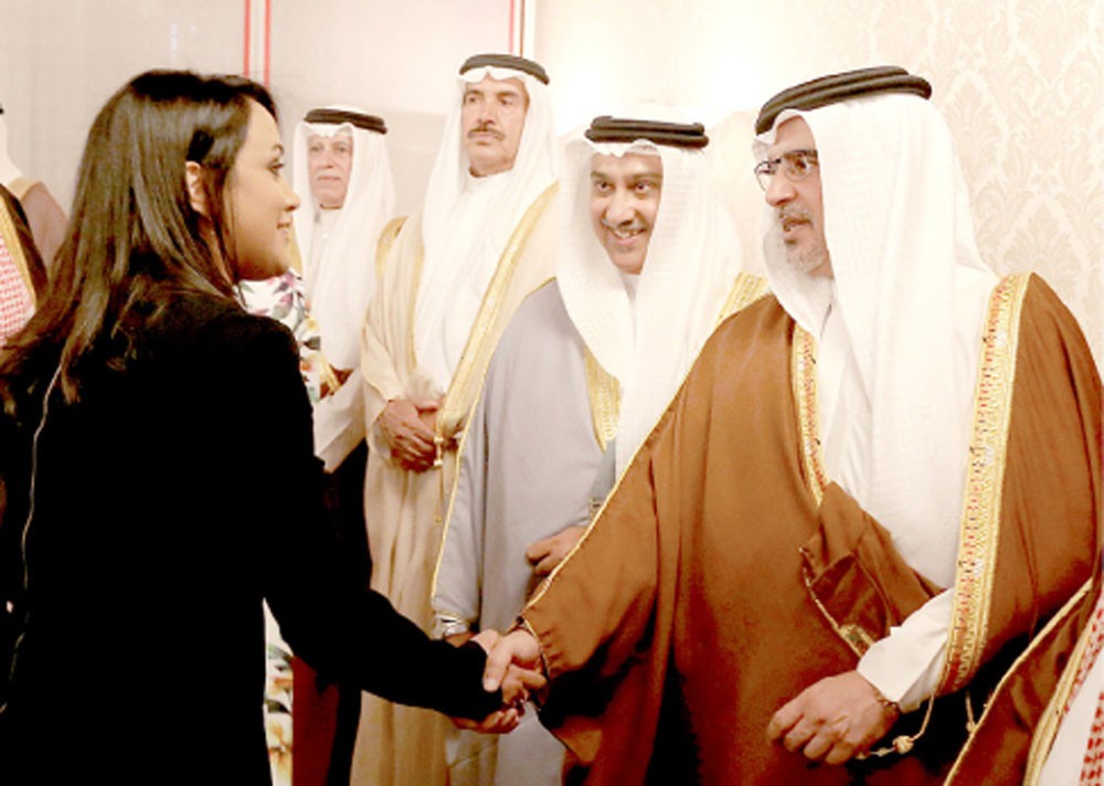 ولي العهد يستقبل خريجي ماجستير الإدارة العامة