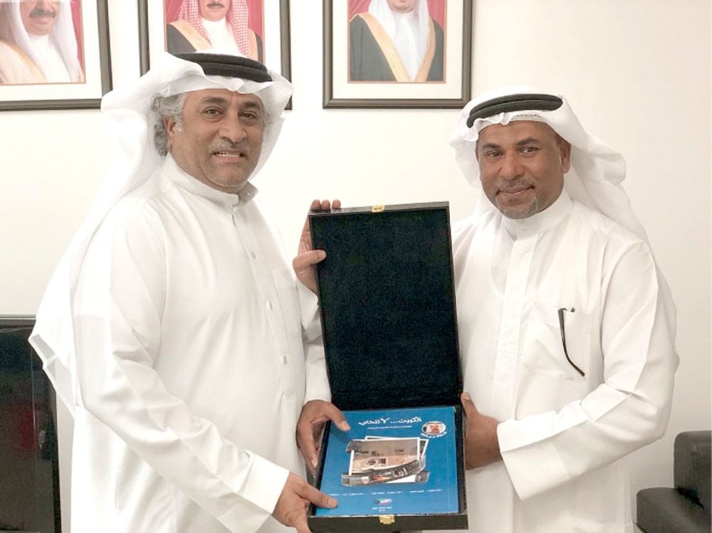 المردي يتسلم كتاب الزميل سعيد محمد