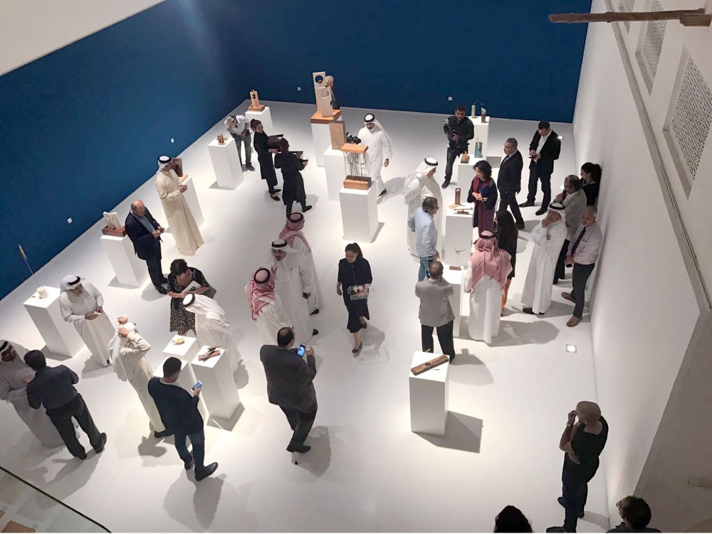 منحوتات “الجنة المفقودة” للفنان خليل الهاشمي في عمارة بن مطر