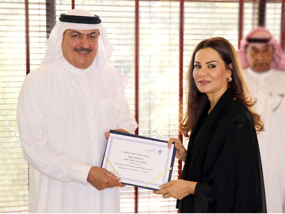 “الداخلية” تكرم عددا من الموظفين المتقاعدين 