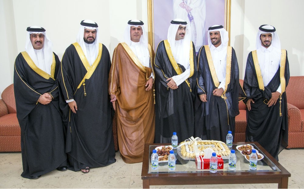 سمو الشيخ خليفة بن علي وسمو الشيخ عيسى بن علي يشرفان أفراح بن حويل