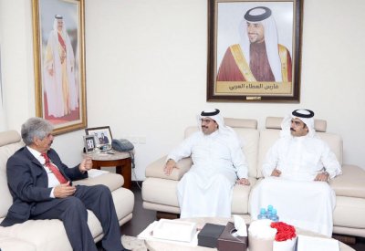 “الخيرية الملكية” تطلع عبدالله بن راشد على حملاتها الإغاثية