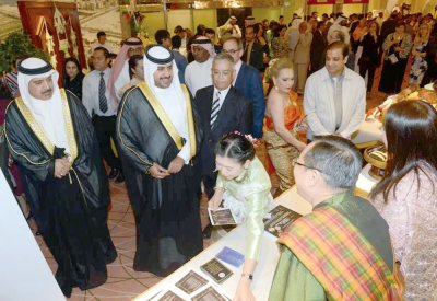 خليفة بن راشد يحضر مهرجان الثقافة والمأكولات التايلندية