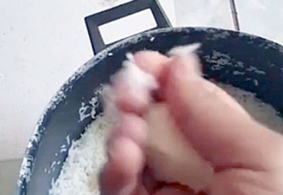 أرز وبيض بلاستيك في أسواق البحرين