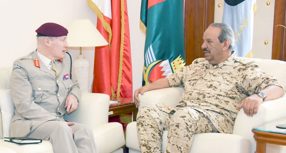 القائد العام يشيد بالعلاقات العسكرية مع بريطانيا