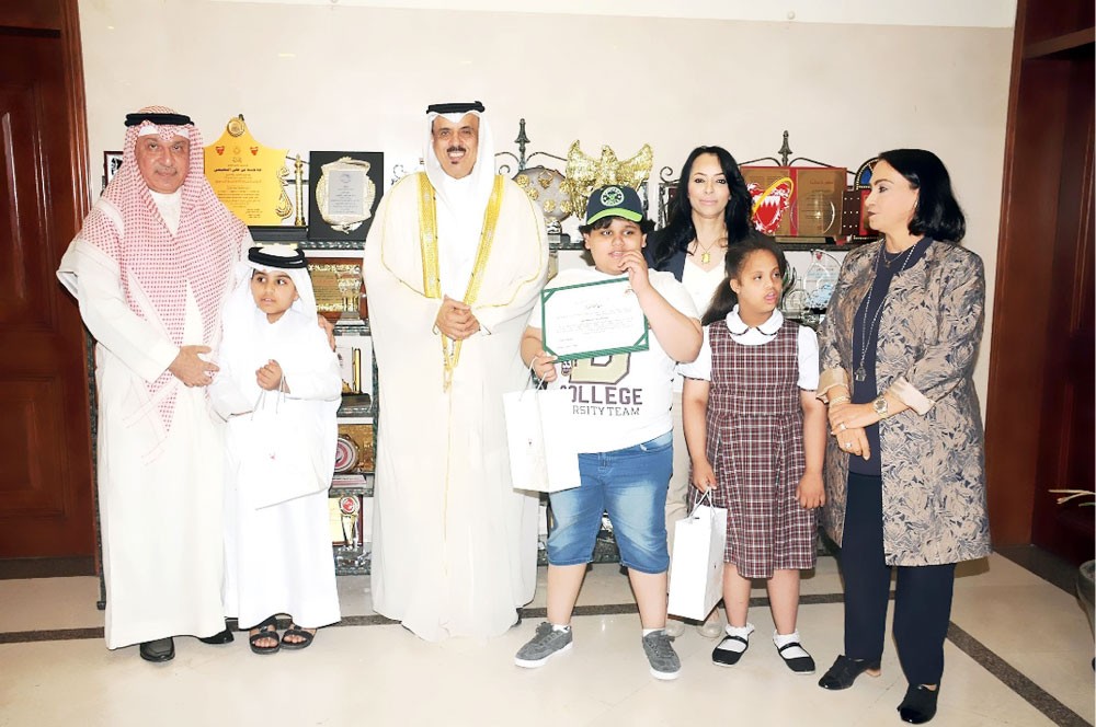 النعيمي يكرم الطلبة الفائزين بجائزة الأمير سلطان
