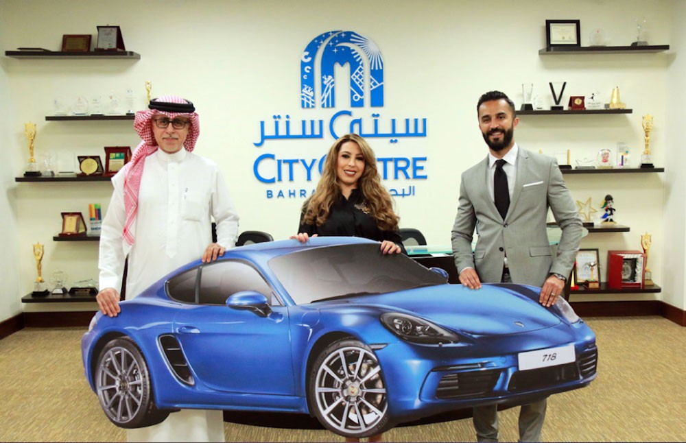 “السيتي سنتر” يعلن الفائز بسيارة بورش كايين 